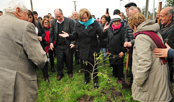 Plantación de un árbol en penal de Libertad en homenaje a expresos políticos