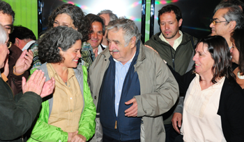 El Presidente José Mujica con parte del Gabinete Agropecuario en el estand de la Expo Prado 2014 El Presidente José Mujica con parte del Gabinete Agropecuario en el estand de la Expo Prado 2014