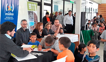 Firmas de titularidad de viviendas del Plan Juntos en Tres Ombúes, Montevideo Firmas de titularidad de viviendas del Plan Juntos en Tres Ombúes, Montevideo