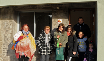 Cecilia Bianco junto a beneficiarios de Mevir Cecilia Bianco junto a beneficiarios de Mevir