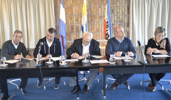 Ministro Víctor Rossi firma convenios con instituciones