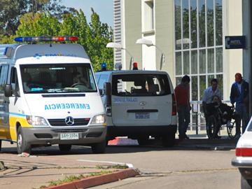 Puerta de emergencia con ambulancia Puerta de emergencia con ambulancia