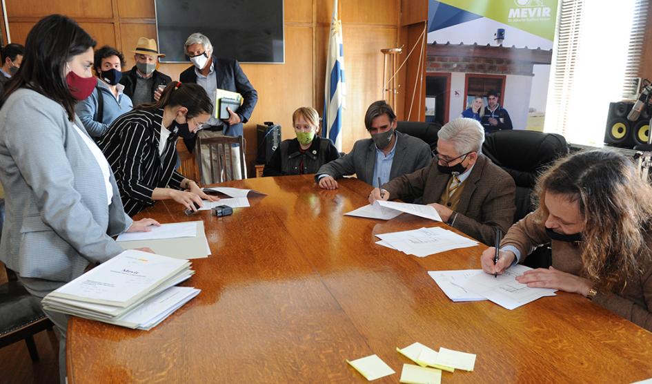 Firma de acuerdo entre Mevir e Instituto Nacional de Colonización Firma de acuerdo entre Mevir e Instituto Nacional de Colonización