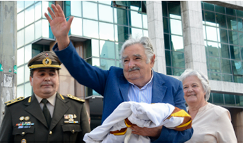 Presidente Mujica tras el arriado del pabellón nacional Presidente Mujica tras el arriado del pabellón nacional