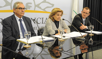 Integrantes de la Comisión de Cuenca del Río Santa Lucía, Enzo Benech, Eneida de León y Guillermo Moncecchi