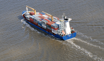 Buque con contenedores parte del puerto de Montevideo Buque con contenedores parte del puerto de Montevideo