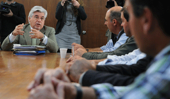Tabaré Aguerre en reunión con productores lecheros Tabaré Aguerre en reunión con productores lecheros