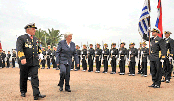 Leonardo Alonso y Lucia Topolansky pasan revista a efectivos de la Armada Nacional Leonardo Alonso y Lucia Topolansky pasan revista a efectivos de la Armada Nacional