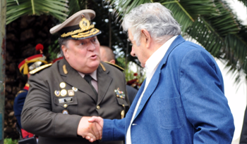 Presidente José Mujica y el jefe del Estado Mayor del Ejército, Milton Ituarte Presidente José Mujica y el jefe del Estado Mayor del Ejército, Milton Ituarte
