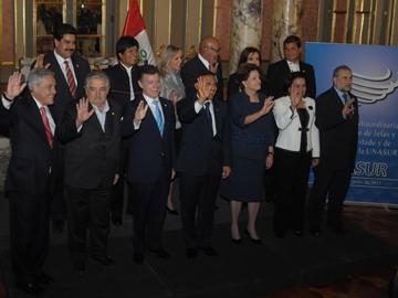 Presidentes reunidos en el marco de UNASUR Presidentes reunidos en el marco de UNASUR