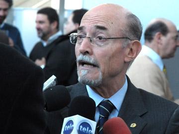 Alberto Breccia brindando declaraciones a la prensa Alberto Breccia brindando declaraciones a la prensa