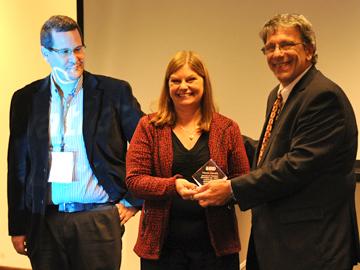 Representantes de organismos premiados reciben distinción Representantes de organismos premiados reciben distinción