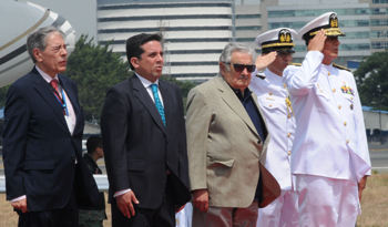El Presidente José Mujica recibe los honores de jefe de Estado al llegar este jueves a Guayaquil El Presidente José Mujica recibe los honores de jefe de Estado al llegar este jueves a Guayaquil