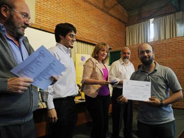 Personas recibiendo diploma Personas recibiendo diploma