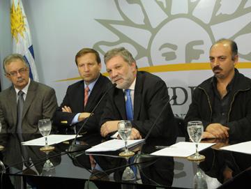 Ministro Kreimerman hablando en la conferencia de prensa