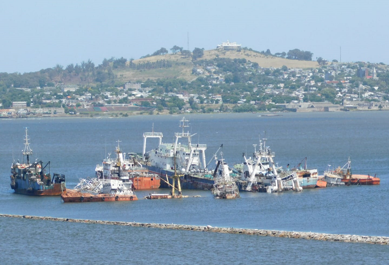 Barcos abandonados en la bahía de Montevideo