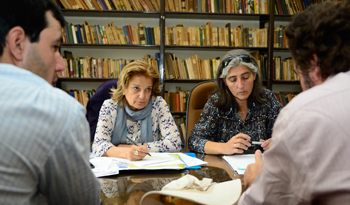 Ciudadanos dialogando con ministra Eneida de León y directora de Vivienda Lucía Echeverry Ciudadanos dialogando con ministra Eneida de León y directora de Vivienda Lucía Echeverry