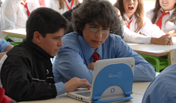 Alumnos de Educación Secundaria utilizando máquinas del Plan Ceibal