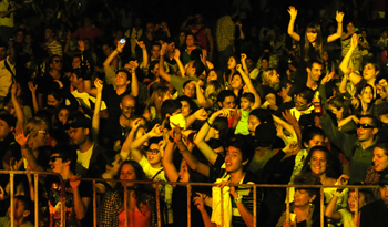 Jóvenes disfrutan de un espectáculo musical