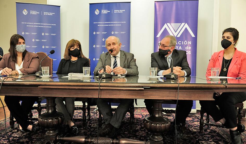 Pablo da Silveira en la firma del acuerdo Pablo da Silveira en la firma del acuerdo