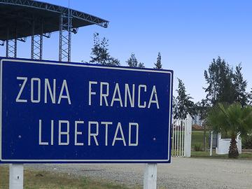 Señalización en ingreso de Zona Franca Libertad Señalización en ingreso de Zona Franca Libertad