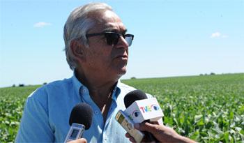 Ministro Enzo Benech en campo de Soriano