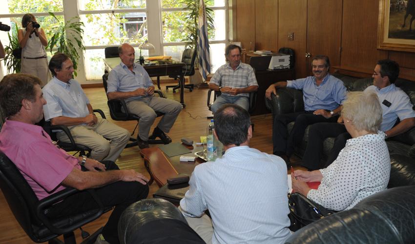 Autoridades de Ganadería en reunión con productores Autoridades de Ganadería en reunión con productores