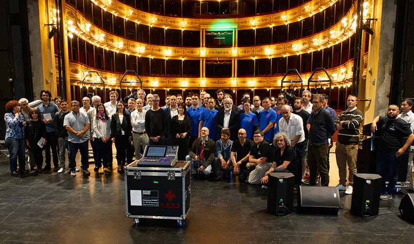 Autoridades y técnicos del teatro Solís reciben donación de China Autoridades y técnicos del teatro Solís reciben donación de China
