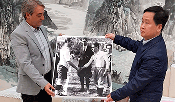 Fernando Cáceres entrega en China foto de la final del campeonato mundial de 1930 en Montevideo Fernando Cáceres entrega en China foto de la final del campeonato mundial de 1930 en Montevideo
