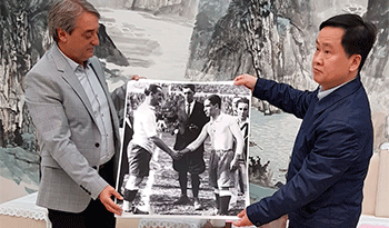 Fernando Cáceres entrega en China foto de la final del campeonato mundial de 1930 en Montevideo