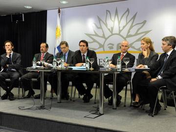 Autoridades en conferencia de prensa