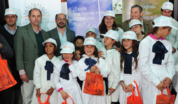 Los niños y niñas de la escuela N.° 43 celebran la llegada de la electricidad Los niños y niñas de la escuela N.° 43 celebran la llegada de la electricidad