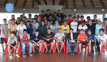 Jóvenes que participan en el programa Pelota al Medio a la Esperanza Jóvenes que participan en el programa Pelota al Medio a la Esperanza