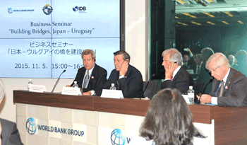 Autoridades uruguayas encabezadas por Tabaré Vázquez en la presentación del país ante empresarios japoneses. Autoridades uruguayas encabezadas por Tabaré Vázquez en la presentación del país ante empresarios japoneses.