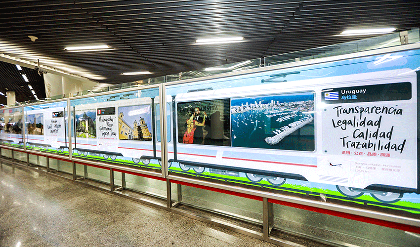 Exposición hispana en el metro de Shangái