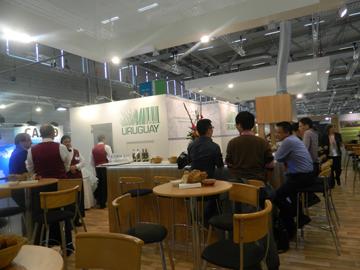Visitantes a estand de INAC degustando carnes uruguayas en Alemania Visitantes a estand de INAC degustando carnes uruguayas en Alemania