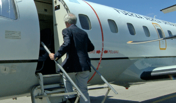 El presidente Tabaré Vázquez aborda un avión de la Fuerza Aérea que lo llevará a Brasilia