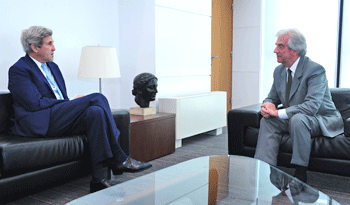 El ex secretario de Estado de Estados Unidos, John Kerry, conversa con el presidente Tabaré Vázquez