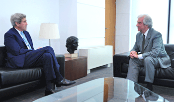 El ex secretario de Estado de Estados Unidos, John Kerry, conversa con el presidente Tabaré Vázquez El ex secretario de Estado de Estados Unidos, John Kerry, conversa con el presidente Tabaré Vázquez