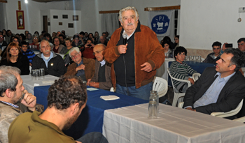 El Presidente José Mujica analiza con productores lecheros de Canelones la situación del Instituto de Colonización El Presidente José Mujica analiza con productores lecheros de Canelones la situación del Instituto de Colonización