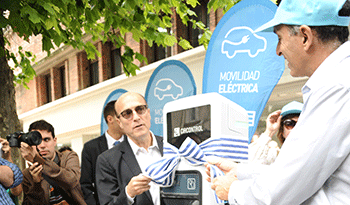 El intendente de Montevideo, Daniel Martínez, y el presidente de UTE, Gonzalo Casaravilla