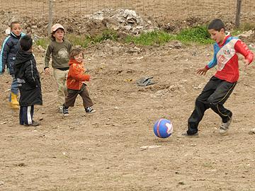 Adolescente jugando al fútbol Adolescente jugando al fútbol