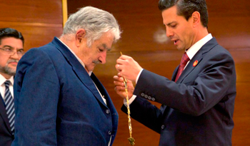 Mujica recibe condecoración de parte del Presidente de México, Enrique Peña Nieto