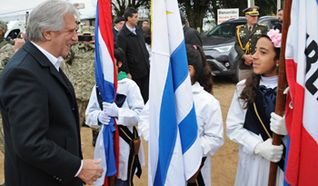 Presidente Tabaré Vázquez rodeado de escolares de Ramón Trigo Presidente Tabaré Vázquez rodeado de escolares de Ramón Trigo