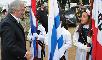 Presidente Tabaré Vázquez rodeado de escolares de Ramón Trigo