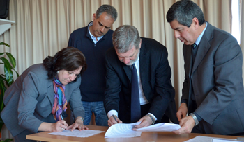 Autoridades firman convenios