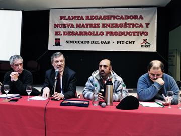 Ministro Roberto Kreimerman y director de Energía, Ramón Méndez en la sede del PIT-CNT Ministro Roberto Kreimerman y director de Energía, Ramón Méndez en la sede del PIT-CNT