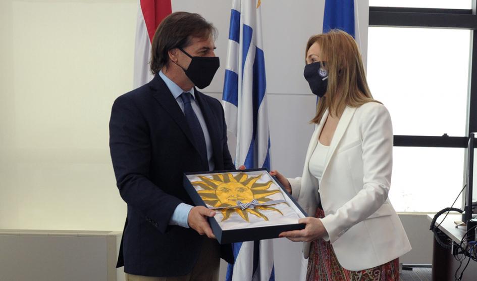 Lacalle Pou entrega Pabellón Nacional a Ana Teresa Ayala Lacalle Pou entrega Pabellón Nacional a Ana Teresa Ayala