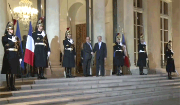 Vàzquez es recibido por Hollande en la entrada del Palacio del Elíseo, sede del gobierno de Francia