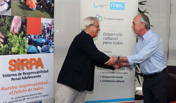 Autoridades se saludan tras firma de convenio entre SIRPA y el Ministerio de Educación y Cultura Autoridades se saludan tras firma de convenio entre SIRPA y el Ministerio de Educación y Cultura